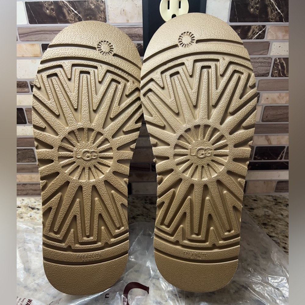 UGG Tasman II Slippers Sand and Dark Cherry Accent - Picture 4 of 4